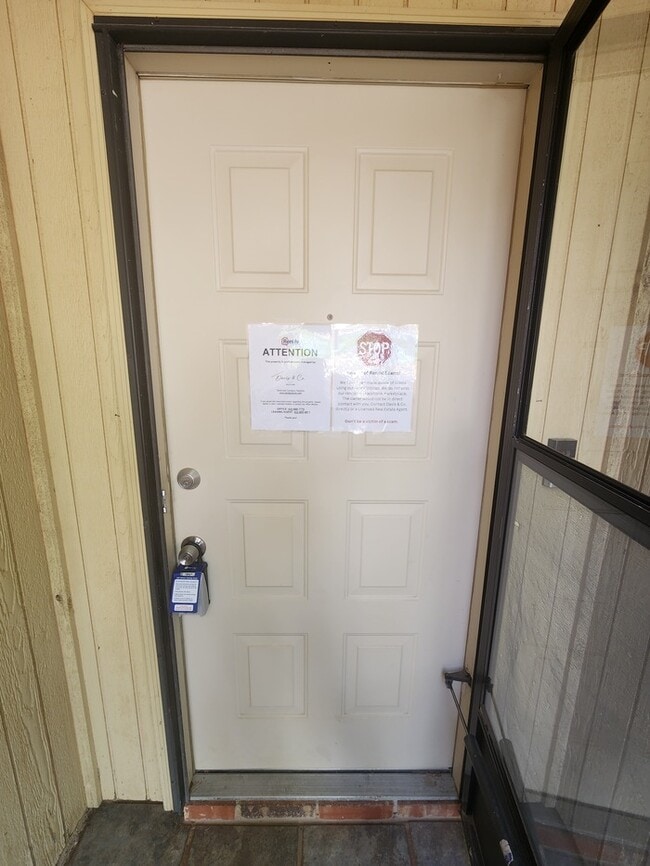 Building Photo - 3 bed 2 bath home, 2 car garage, 2 living areas!