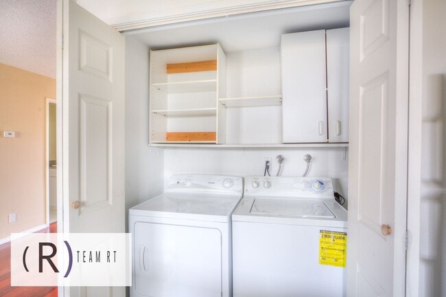 Building Photo - Gorgeous townhouse in a quiet 6-unit gated complex