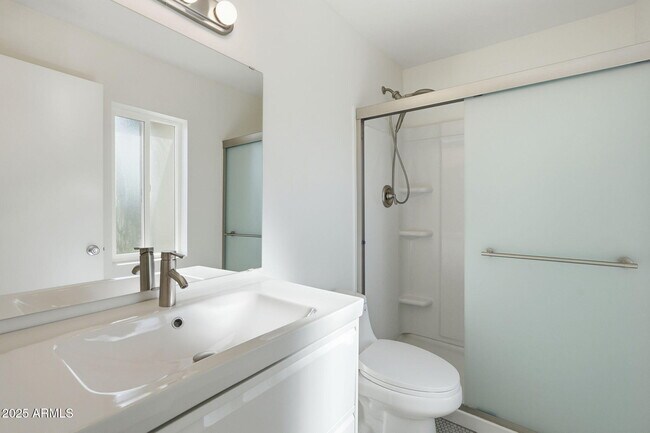 Building Photo - 1321 E Townley Ave