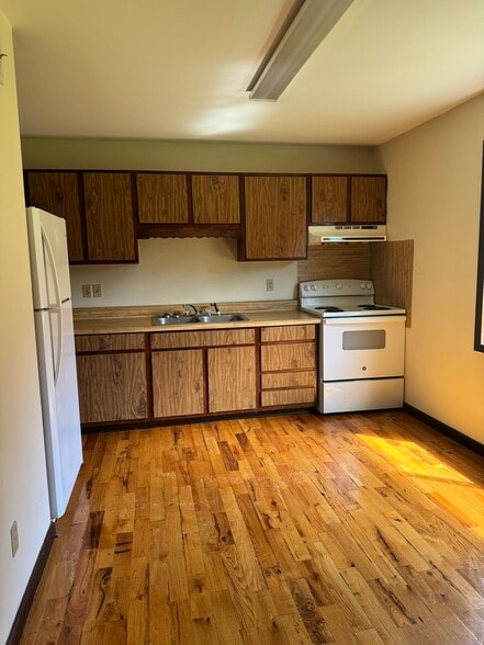 Building Photo - 477 Plaza Dr