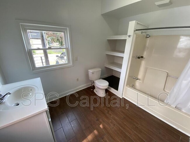 Building Photo - 304 W Cottage Pl