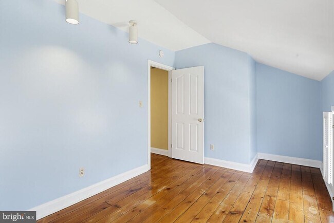 Building Photo - 947 Oella Ave