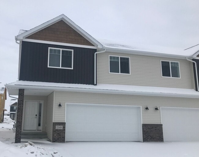 Building Photo - 3 Bed 3 Bath Twin Home