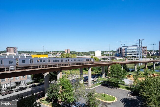Building Photo - 6206 Hillview Ave