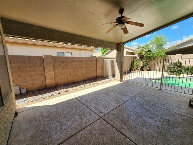 Building Photo - Beautiful 3 Bed/2 Bath with Pool!