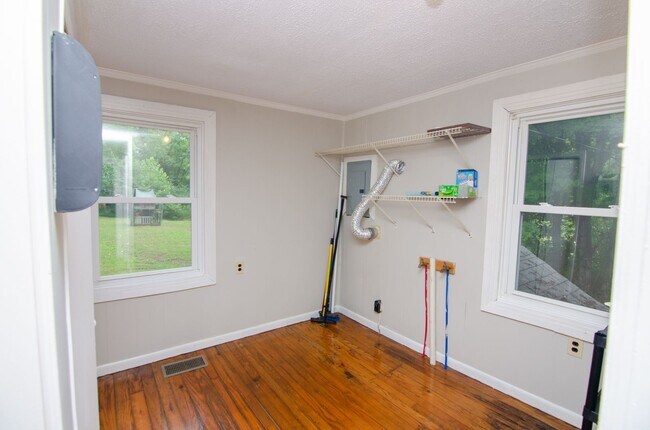 Building Photo - Country Living