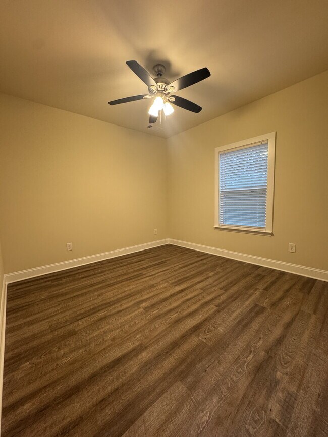 Building Photo - Brand New Rental in North Hall!