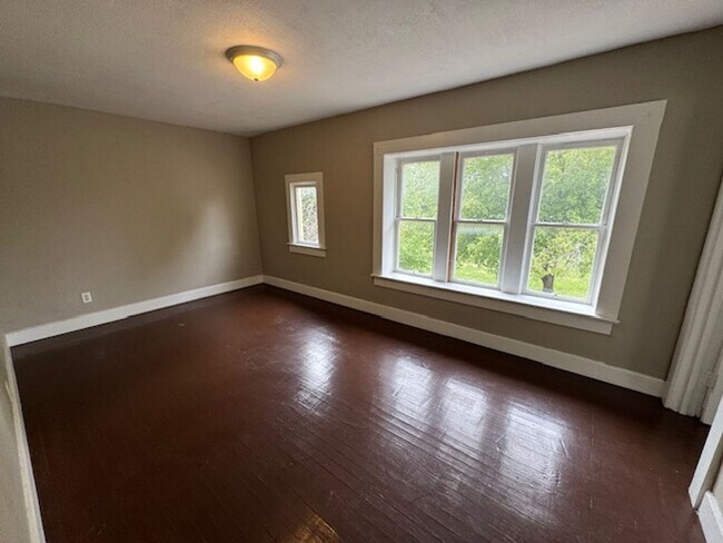 Building Photo - 414 Rose Ln