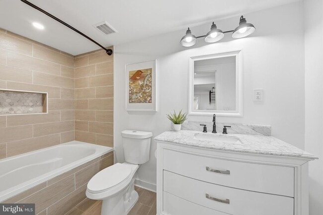 Building Photo - 2211 Franklin St NE