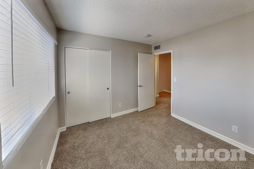 Building Photo - 3143 Regal Oak Dr