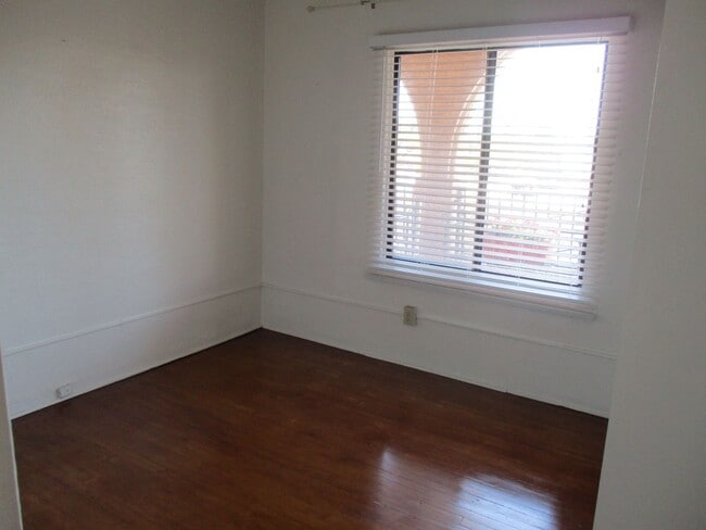 Building Photo - Kensington: 1 Bedroom 1 Bath