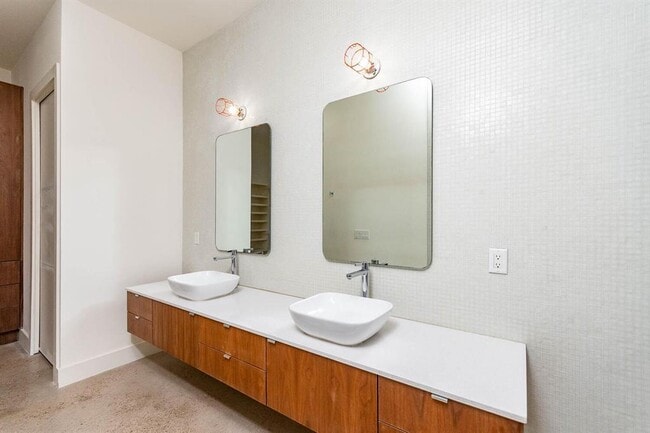 Building Photo - 3305 Garden Villa Ln