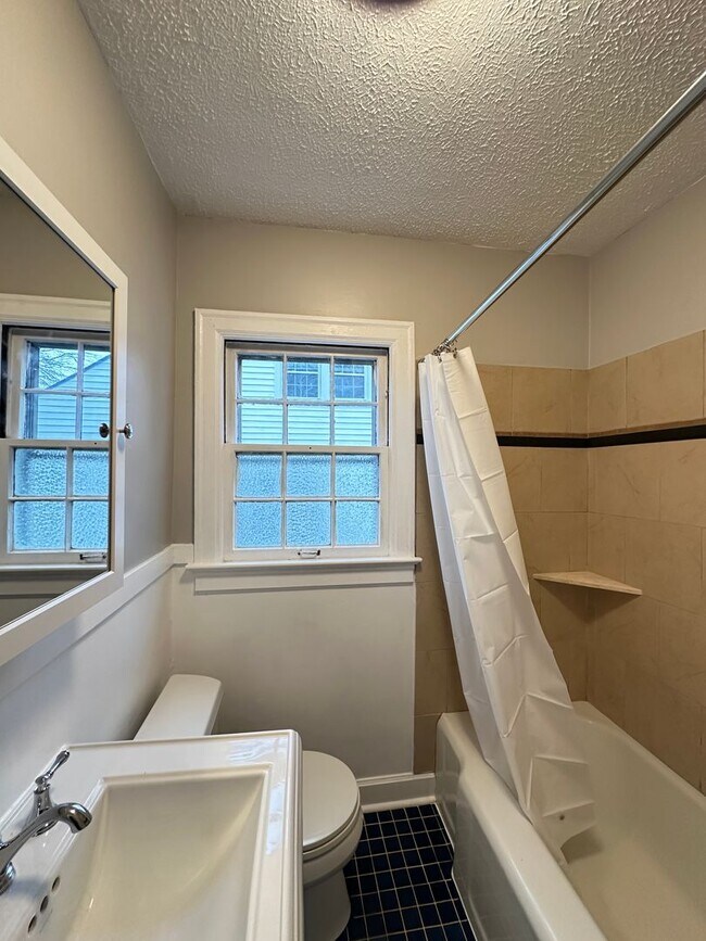 Building Photo - Charming 2-Bedroom Cottage-Style Home!