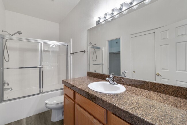 Building Photo - Beautiful 2 Bedroom Condo