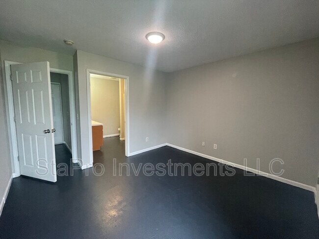 Building Photo - 110 Village Pl