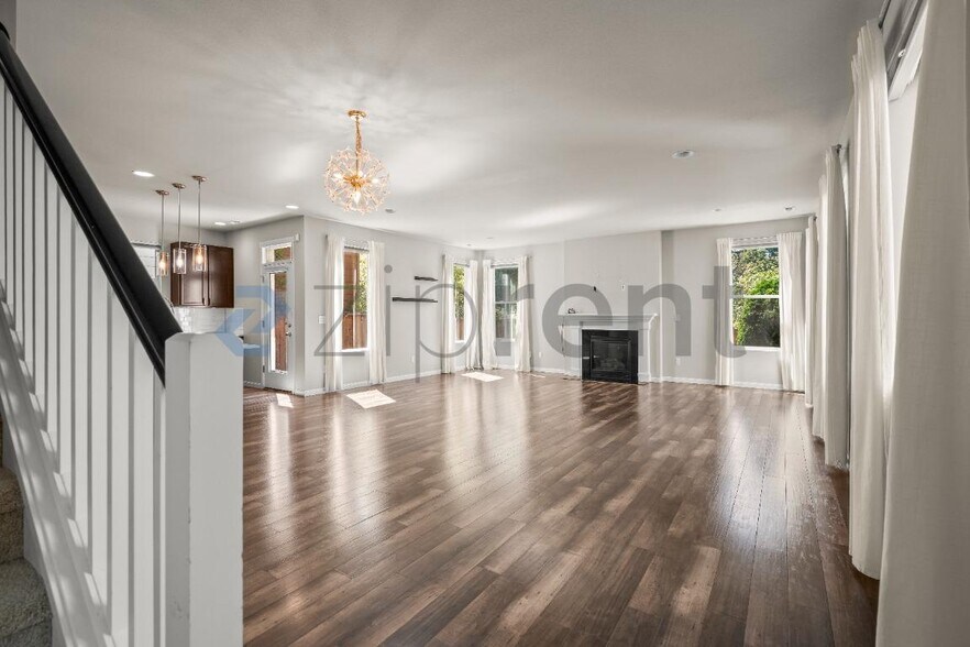 Building Photo - Unit