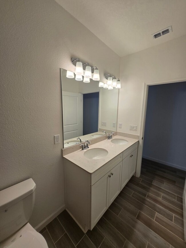 Building Photo - Beautiful 3-Bed, 2.5-Bath home in Tara Lane