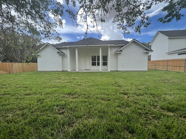 Building Photo - 206 Gilchrist Ave