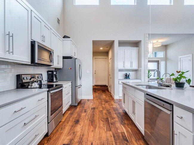 Building Photo - 17215 Oak Cliff Cir