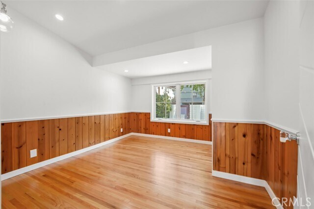 Building Photo - 2549 Beachwood Dr