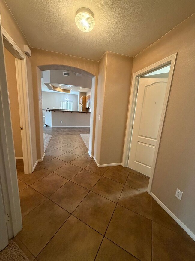 Building Photo - Spacious 4 bedroom