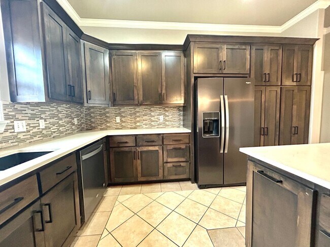 Building Photo - Spacious 3 bed 2 bath Single Family with a Large Fenced Backyard!