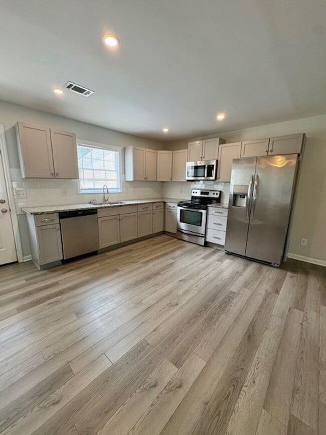Building Photo - Charming Three Bedroom Duplex on Harborvie...