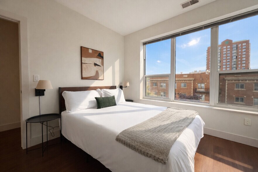 Building Photo - 1040 N Cass St