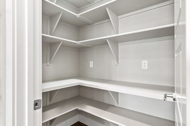 Building Photo - Beautiful split bedroom floorplan in the Sky Mesa Community!