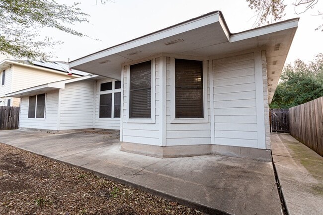 Building Photo - Charming 4-Bedroom, 2-Bath Home with Moder...