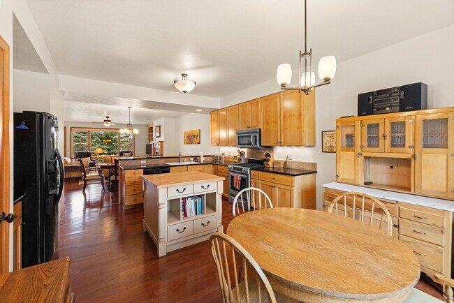 Building Photo - 3300 Graf St