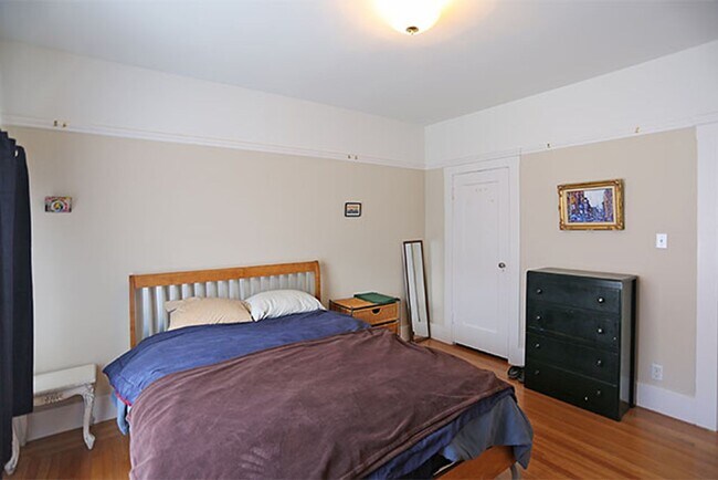 Building Photo - 1120 Shrader St