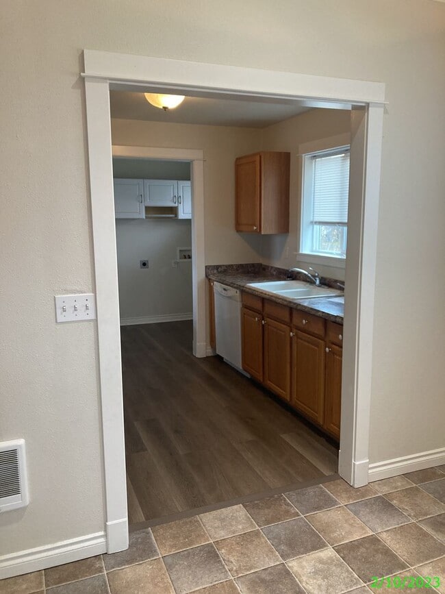 Building Photo - 1020 NE 12th St