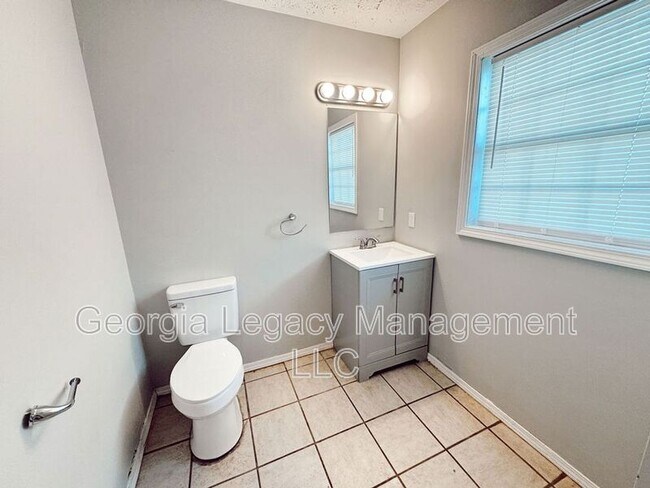 Building Photo - 896 Campbell St