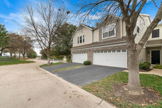 Building Photo - Spacious 2-Bedroom Townhome in St. Charles...