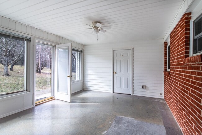 Building Photo - Convenient to Downtown Brevard