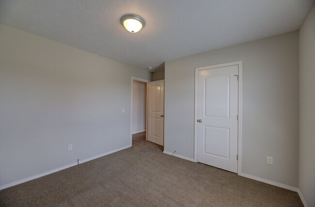 Building Photo - 3 Bedroom in Republic!