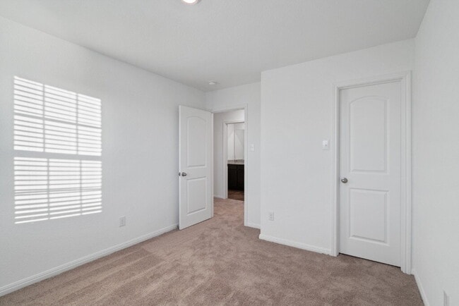 Building Photo - Step into a roomy Elgin residence designed for easy living and everyday convenience.