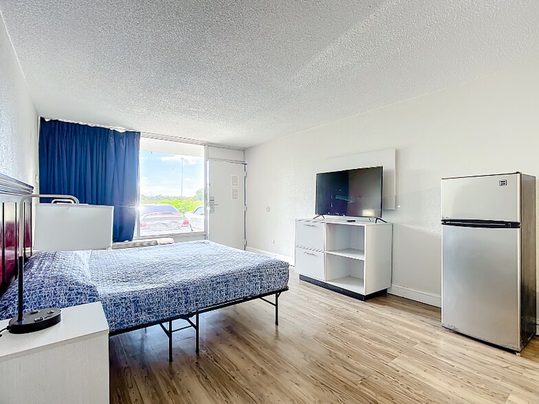 Building Photo - 4645 N Socrum Loop Rd