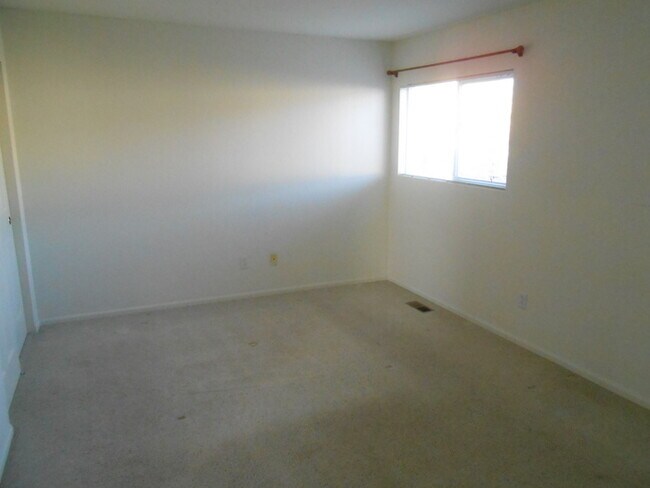 Building Photo - Beautiful 3 Bedroom/2.5 Bath Townhome with Attached 2 Car Garage in Northwest Loveland, CO