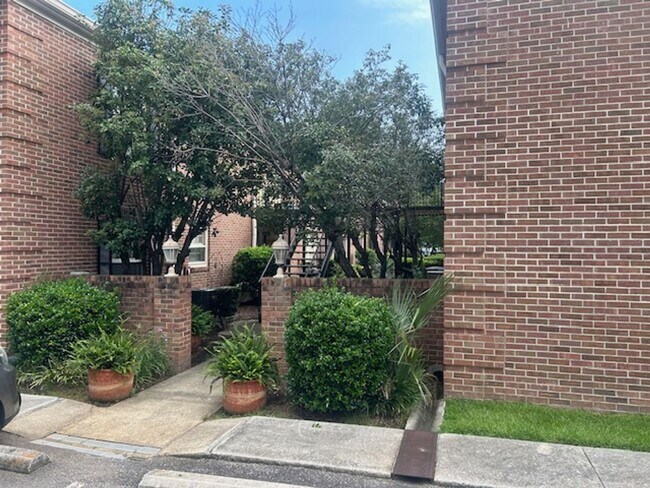 Building Photo - 5516 Lakeshore Dr