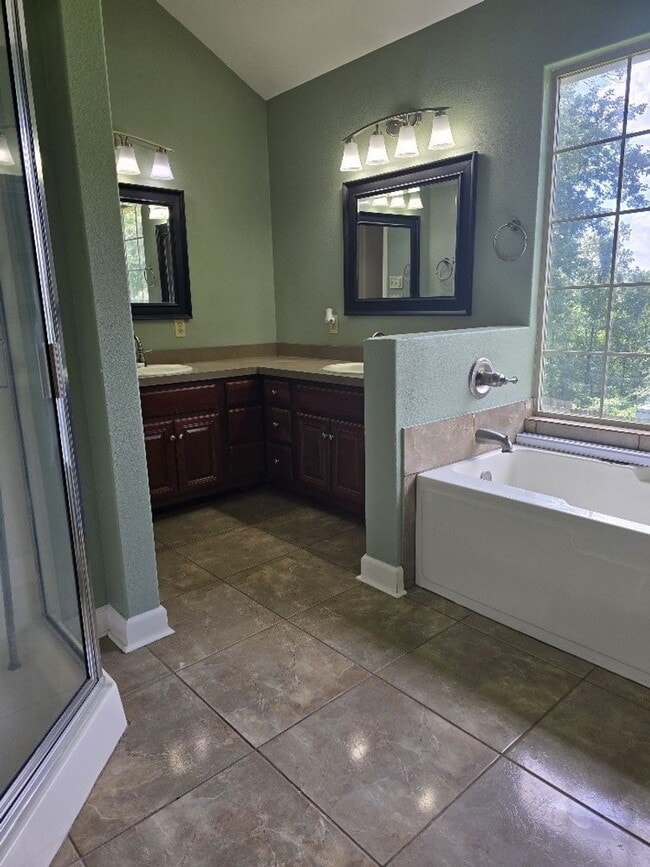 Building Photo - 3 bedroom 2 bath home for lease