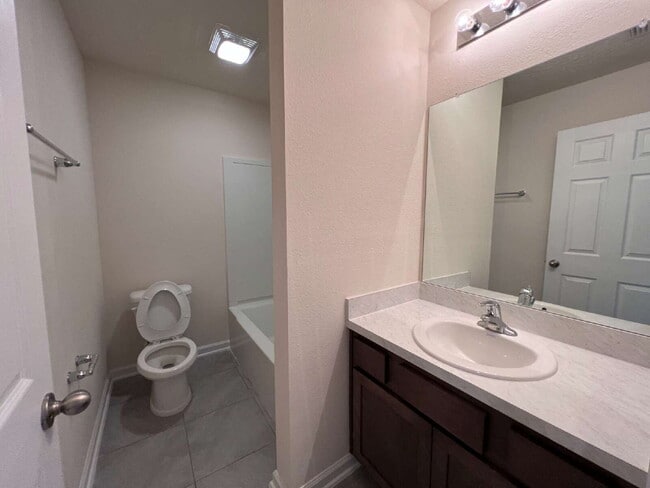 Building Photo - Charming 3-Bedroom Townhome for Rent in De...