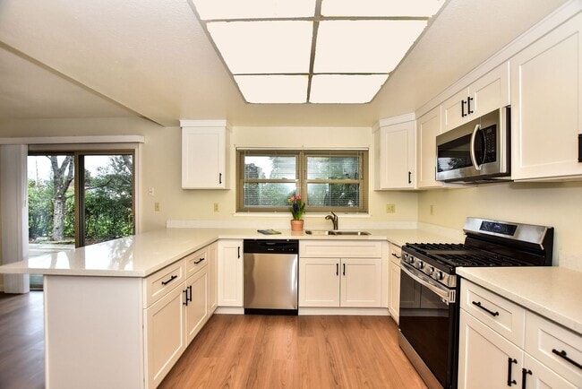 Building Photo - 498 Nut Tree Ct