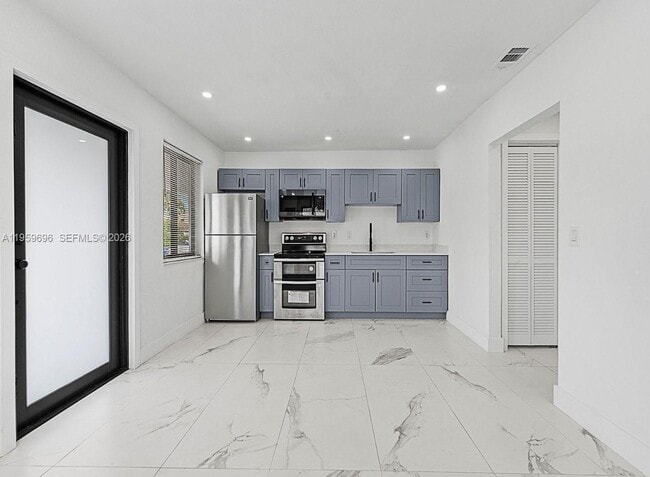 Building Photo - 921 NW 22nd Ct