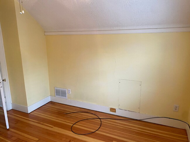 Building Photo - Arbor Lodge Bungalow!