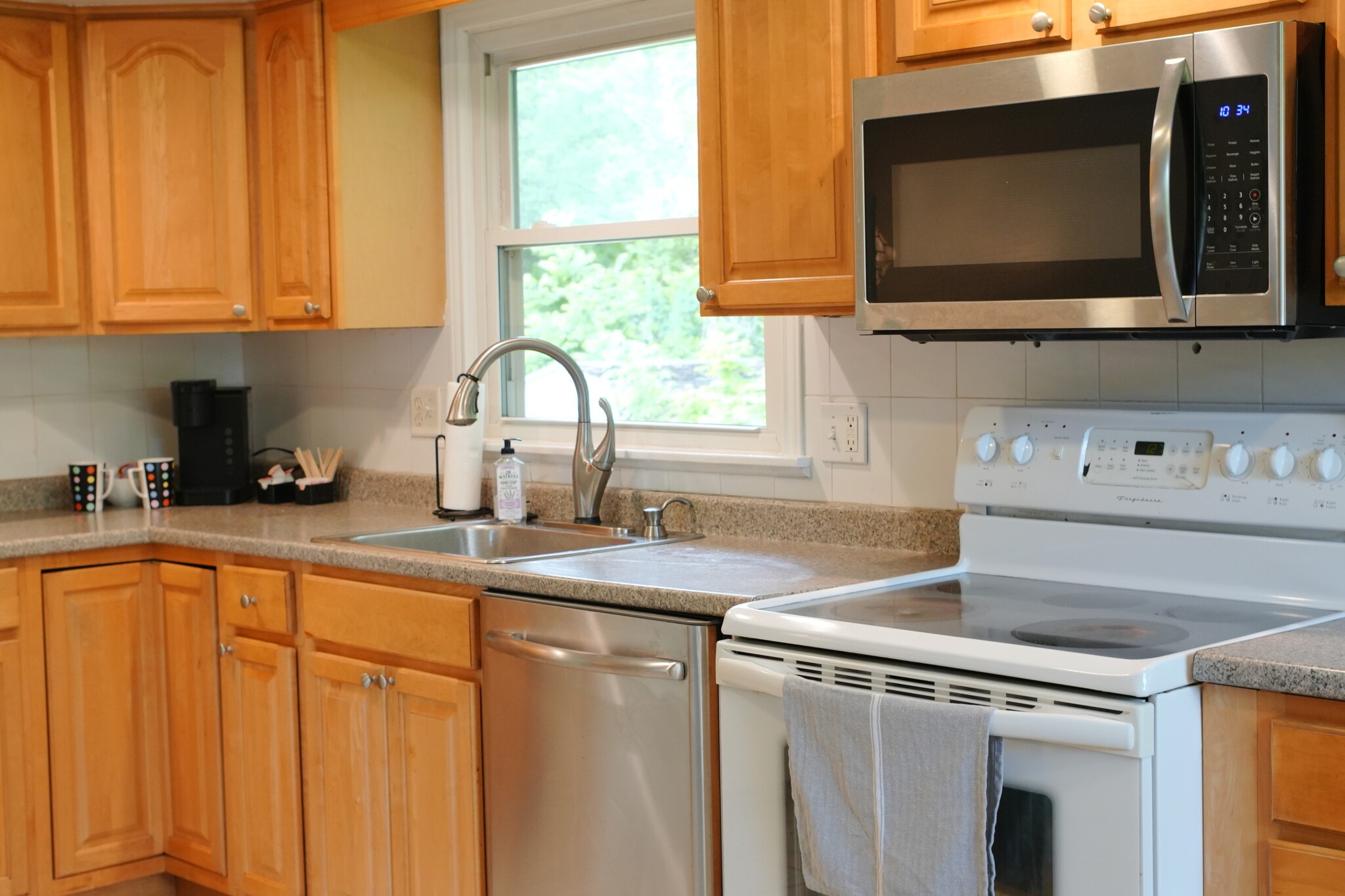 Kitchen sink, stove, dishwasher, microwave - 288 Downsview Dr