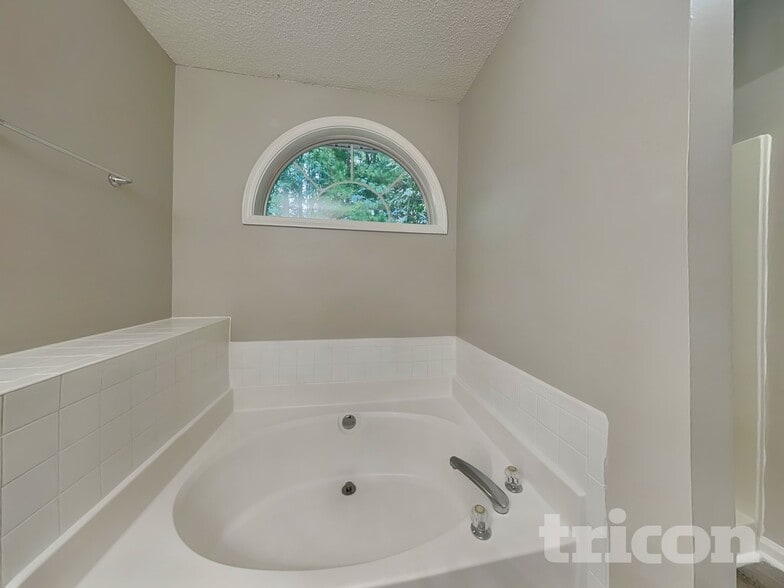 Building Photo - 10980 Thrasher Rd