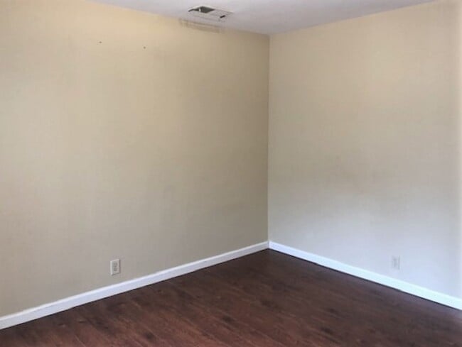 Building Photo - Great Neighborhood - 3 bedroom house with ...