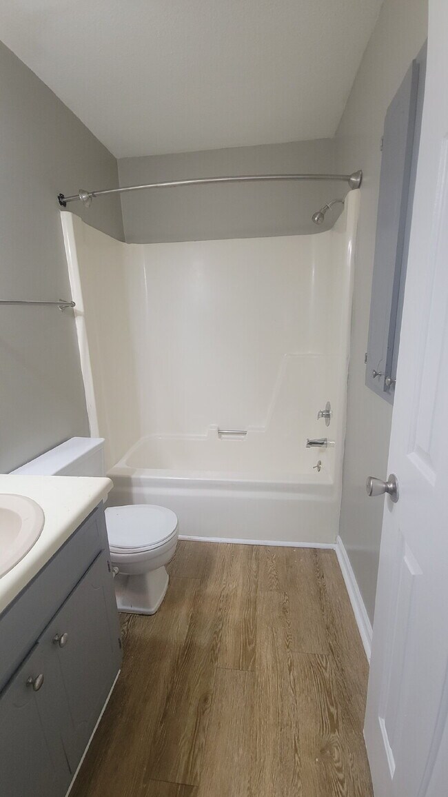 Building Photo - "Spacious 2-Bed, 2-Bath Haven in Huntsville - Your Perfect Retreat Awaits!"